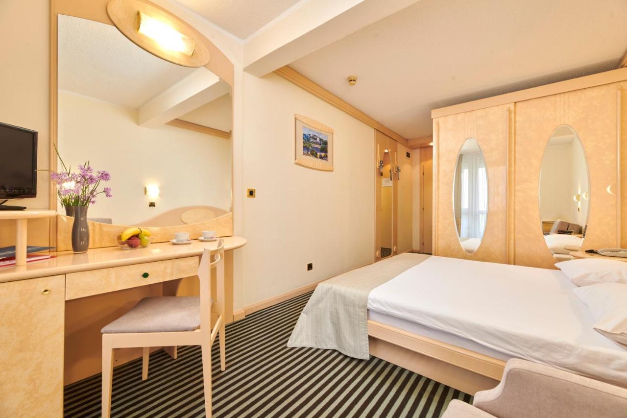 Hotel Istra Plava Laguna โปเรช ภายนอก รูปภาพ